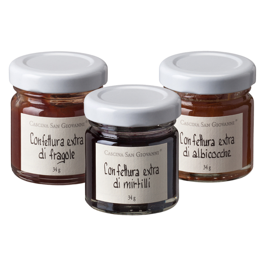 Ein Trio aus italienischen Konfitüren. Erdbeere, Aprikose und Heidelbeere. Perfekt zum Verschenken oder robieren.